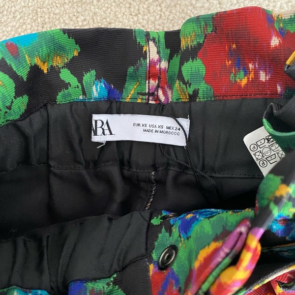 Floral high waisted shorts with belt - Picture 3 of 4